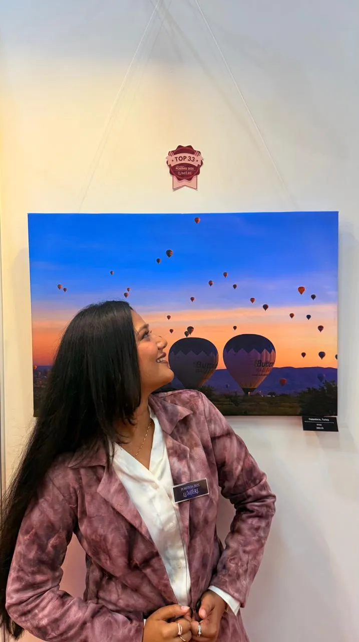 Riyaa Guptaa beside her print of the Cappadocia balloons